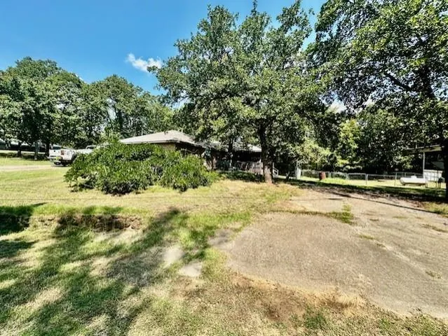 a view of yard with trees