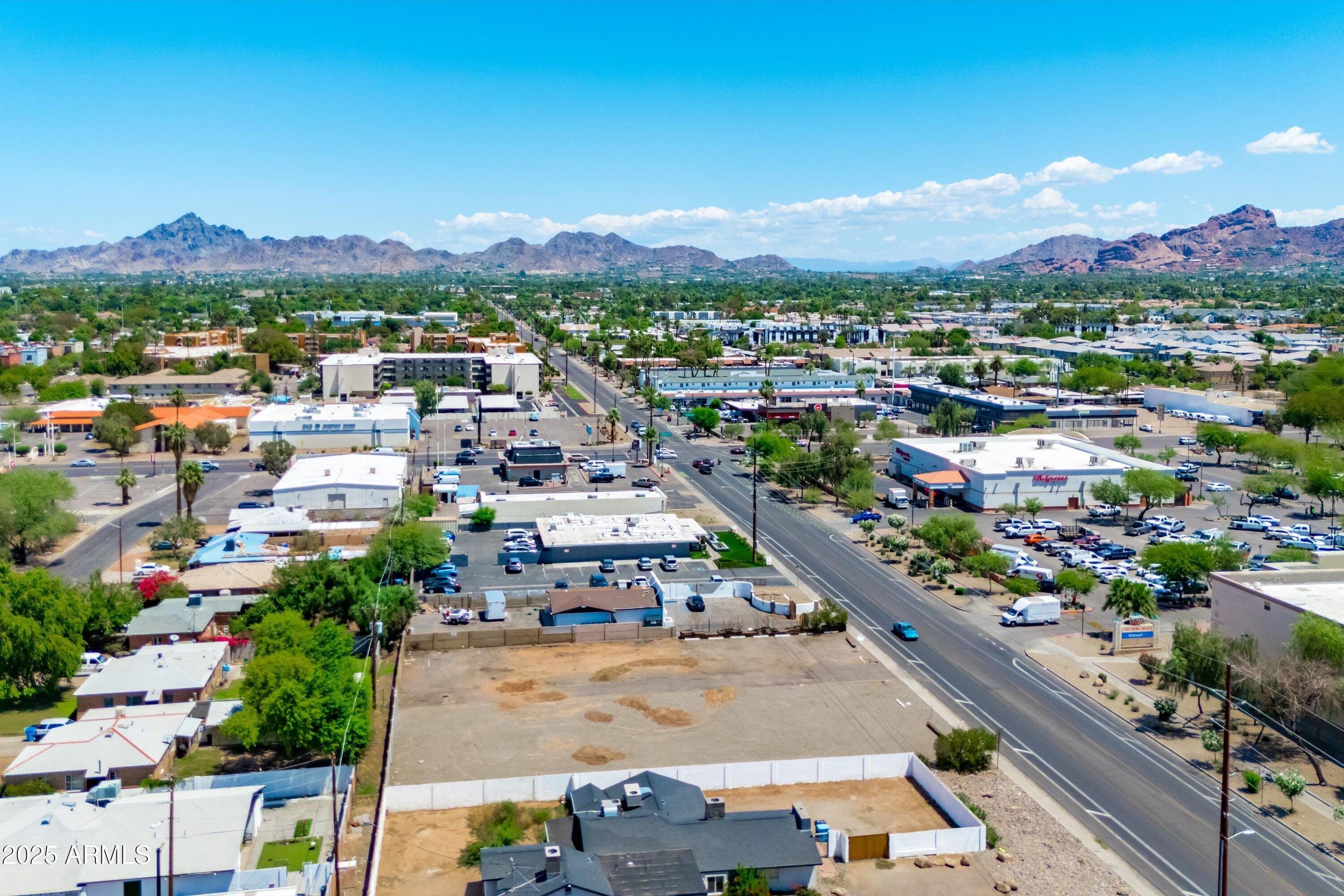 2814 North 36th Street Phoenix, AZ 85008 - Photo 10 of 16 a view of a city with a lake
