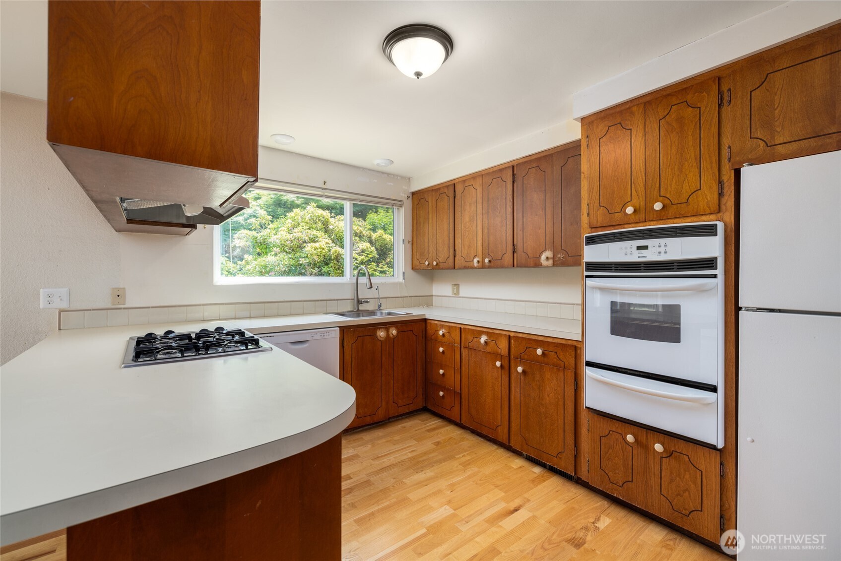 21316 Rolling Ridge Drive Sedro-Woolley, WA 98284 - Photo 10 of 37 a kitchen with a stove a sink and a refrigerator