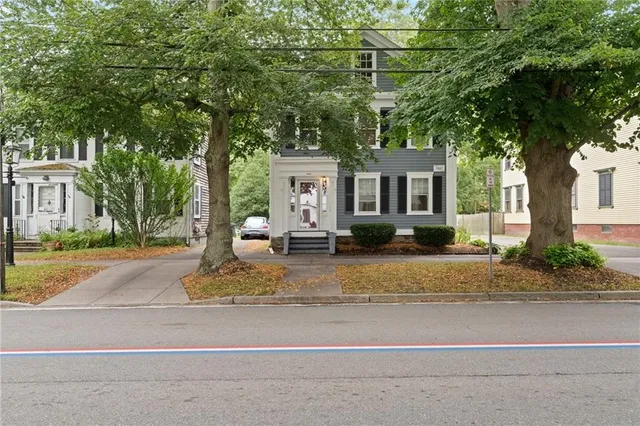 $2,500 | 692 Hope Street, Unit 2, Bristol, RI 02809