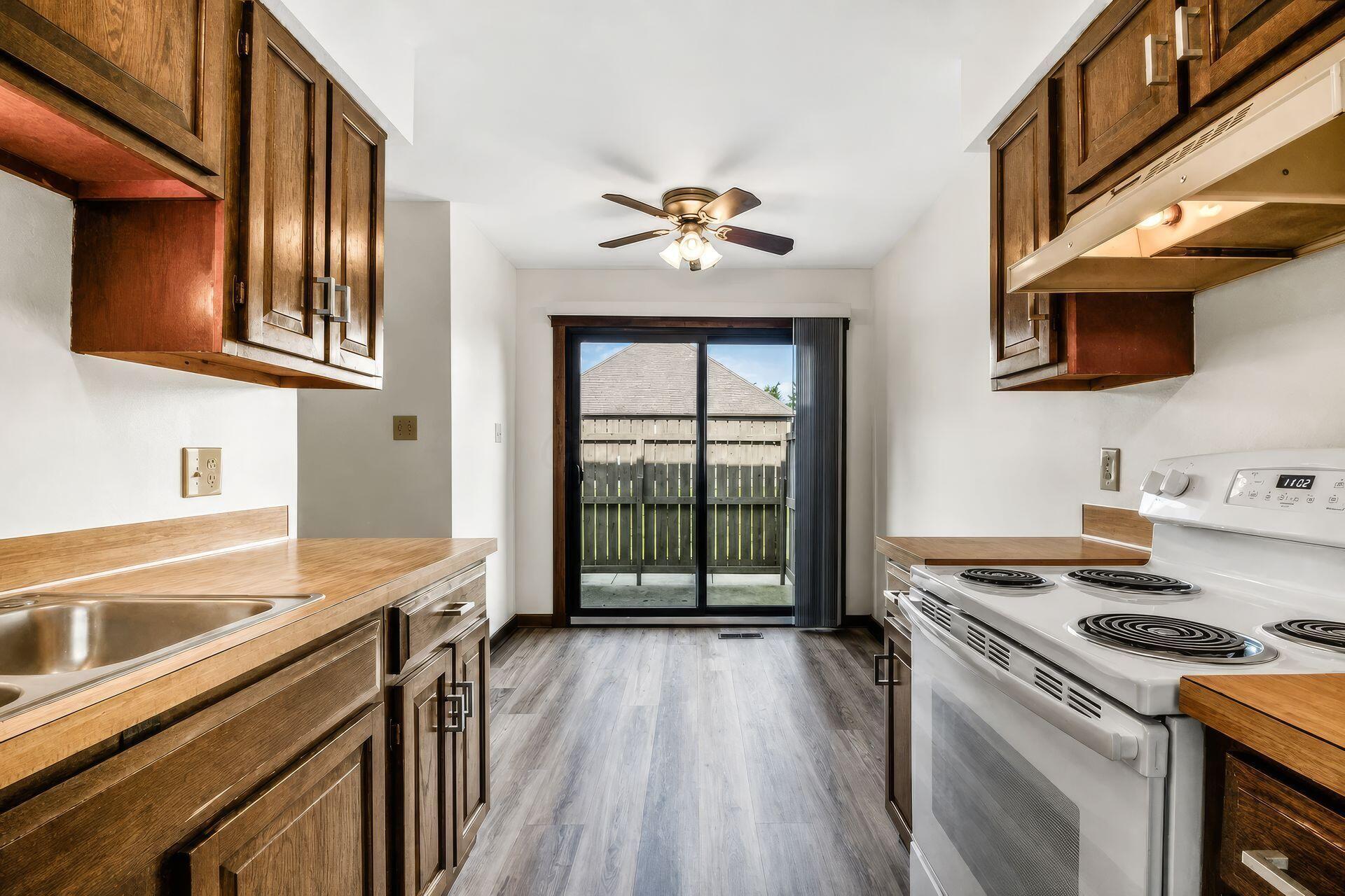 432 Edinburgh Road Dublin, OH 43017 - Photo 10 of 20 Kitchen/eating area