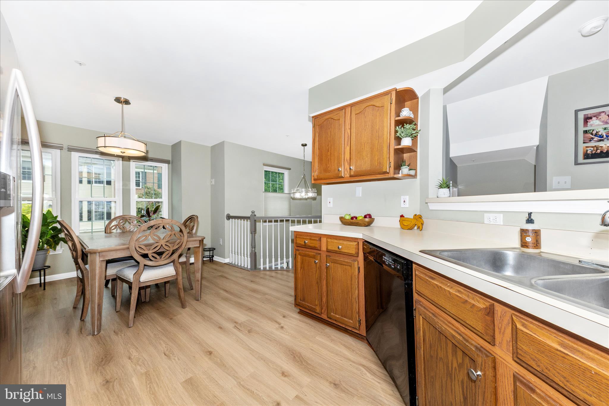 2902 Clovercrest Way Olney, MD 20832 - Photo 13 of 39 Table Space Kitchen