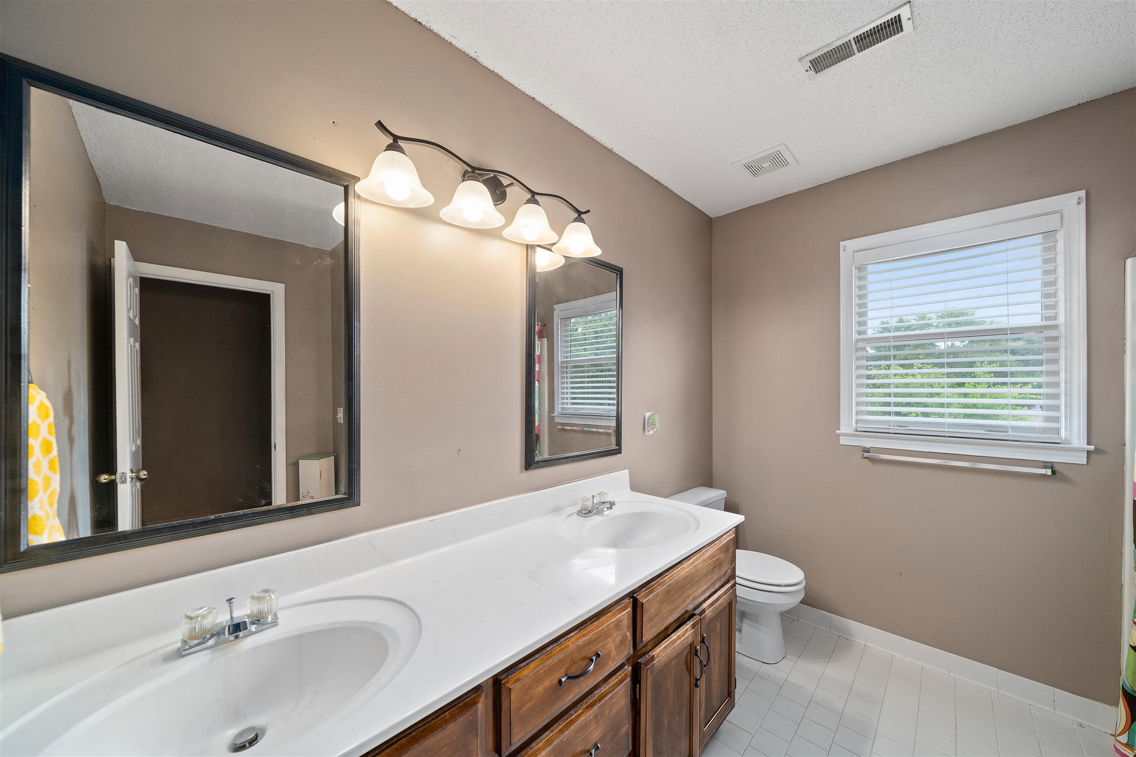 272 Shiloh Road Clarksville, TN 37042 - Photo 19 of 28 Upstairs Guest Bathroom with Dual Vanity & Shower/Tub Combo