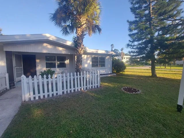 a view of a back yard