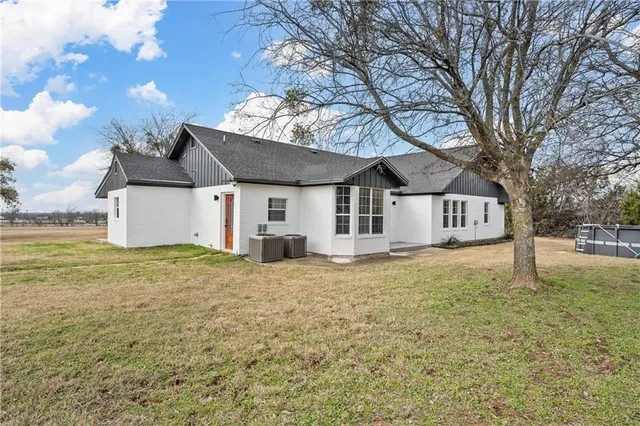 a view of backyard of the house