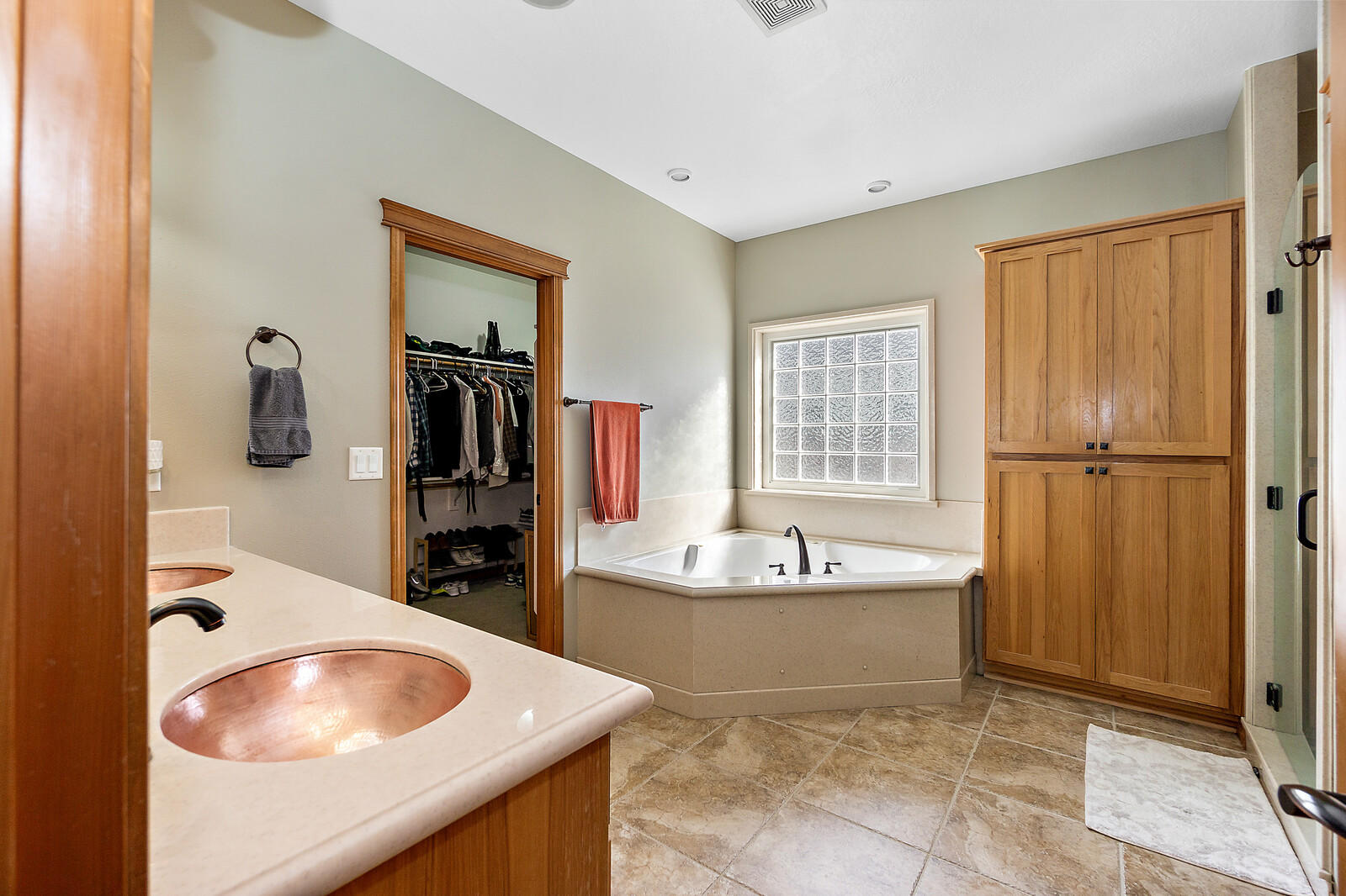 331 Ridgeway Avenue Central Point, OR 97502 - Photo 26 of 47 a bathroom with a tub sink and mirror