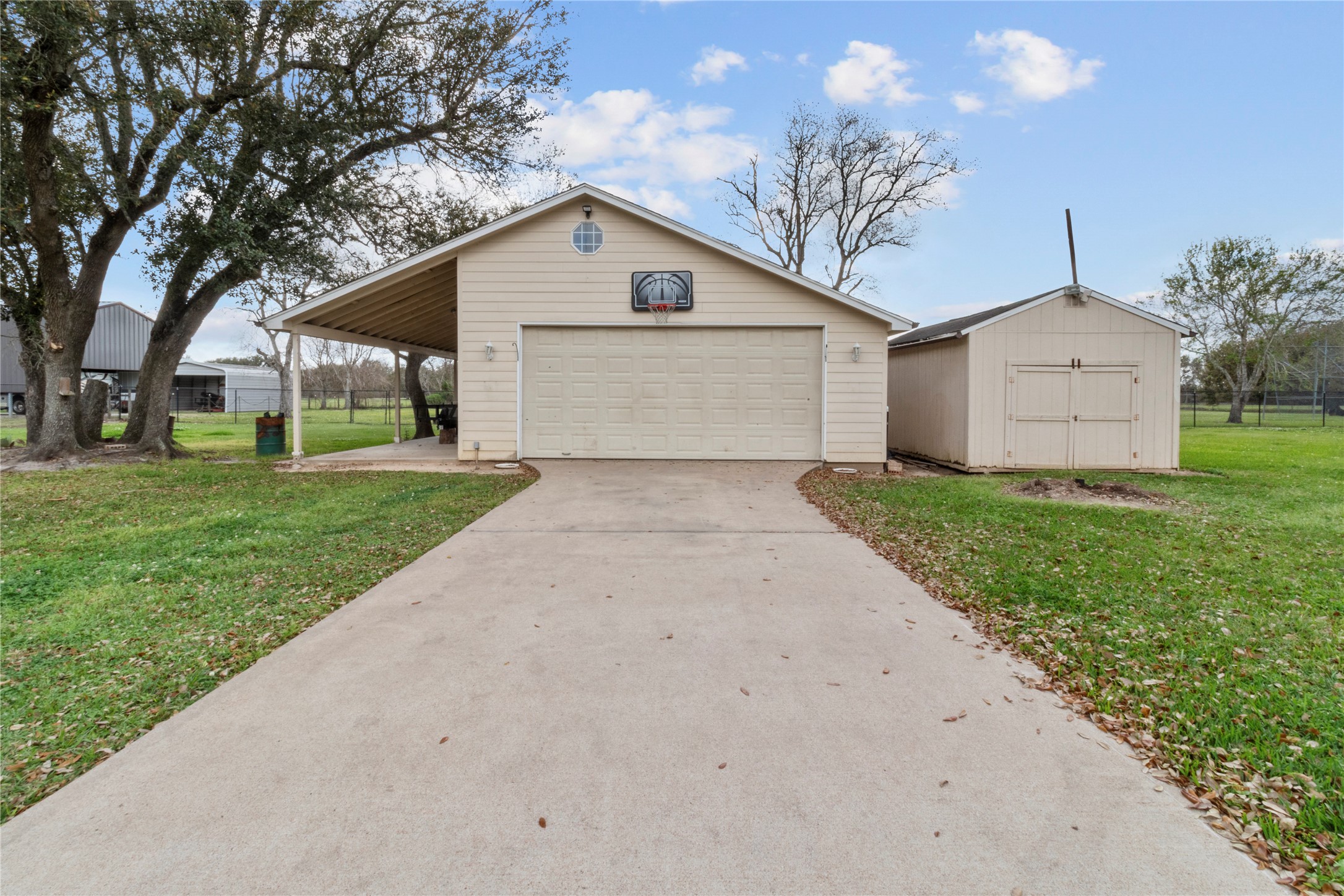 10302 Hanselman Road, Unit CR69 Manvel, TX 77578 - Photo 4 of 37 a front view of house with yard and trees