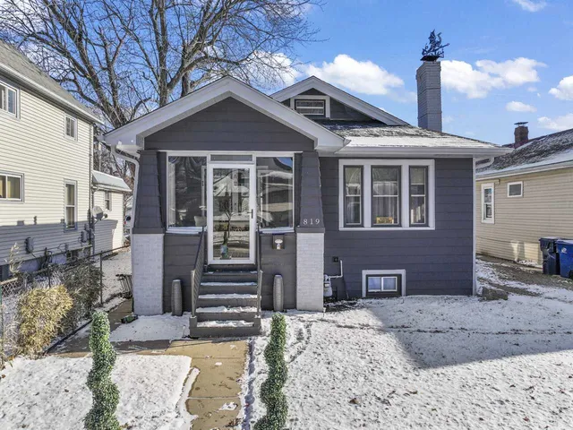 $210,000 | 819 North Ash Street, Waukegan, IL 60085