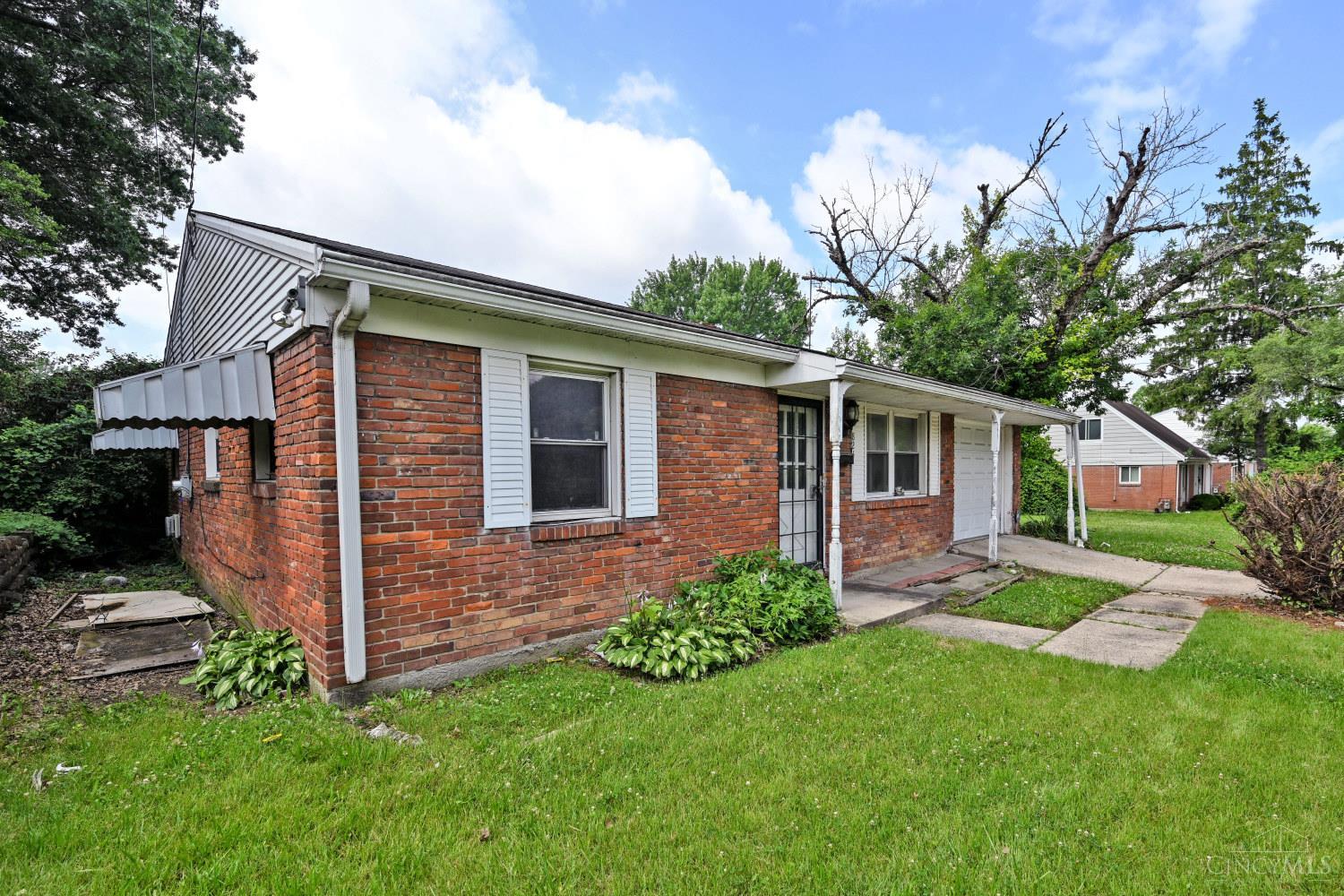 821 West Galbraith Road Cincinnati, OH 45231 - Photo 2 of 30
