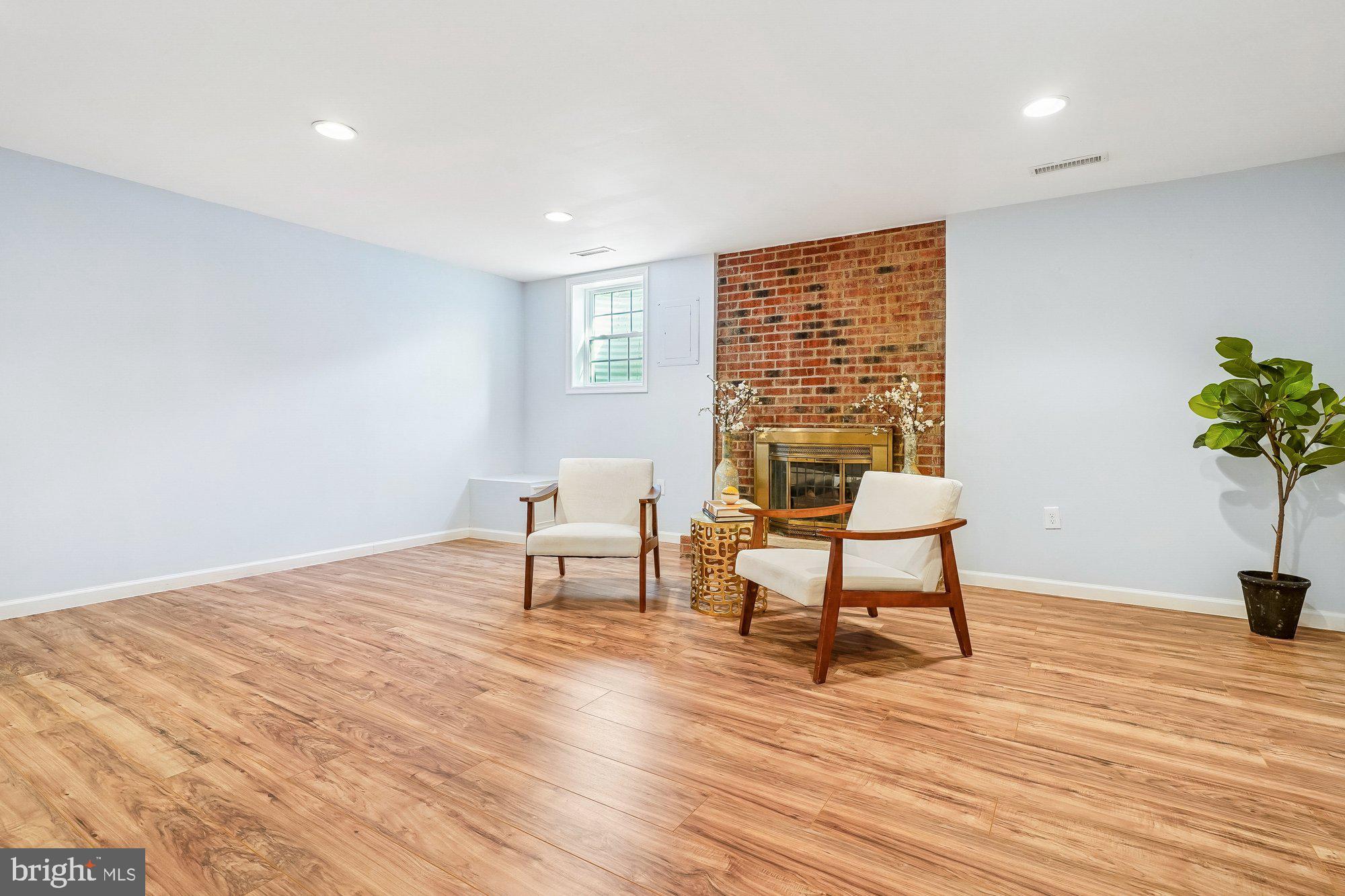8826 Surveyors Place Springfield, VA 22152 - Photo 30 of 40 a living room with furniture and a potted plant