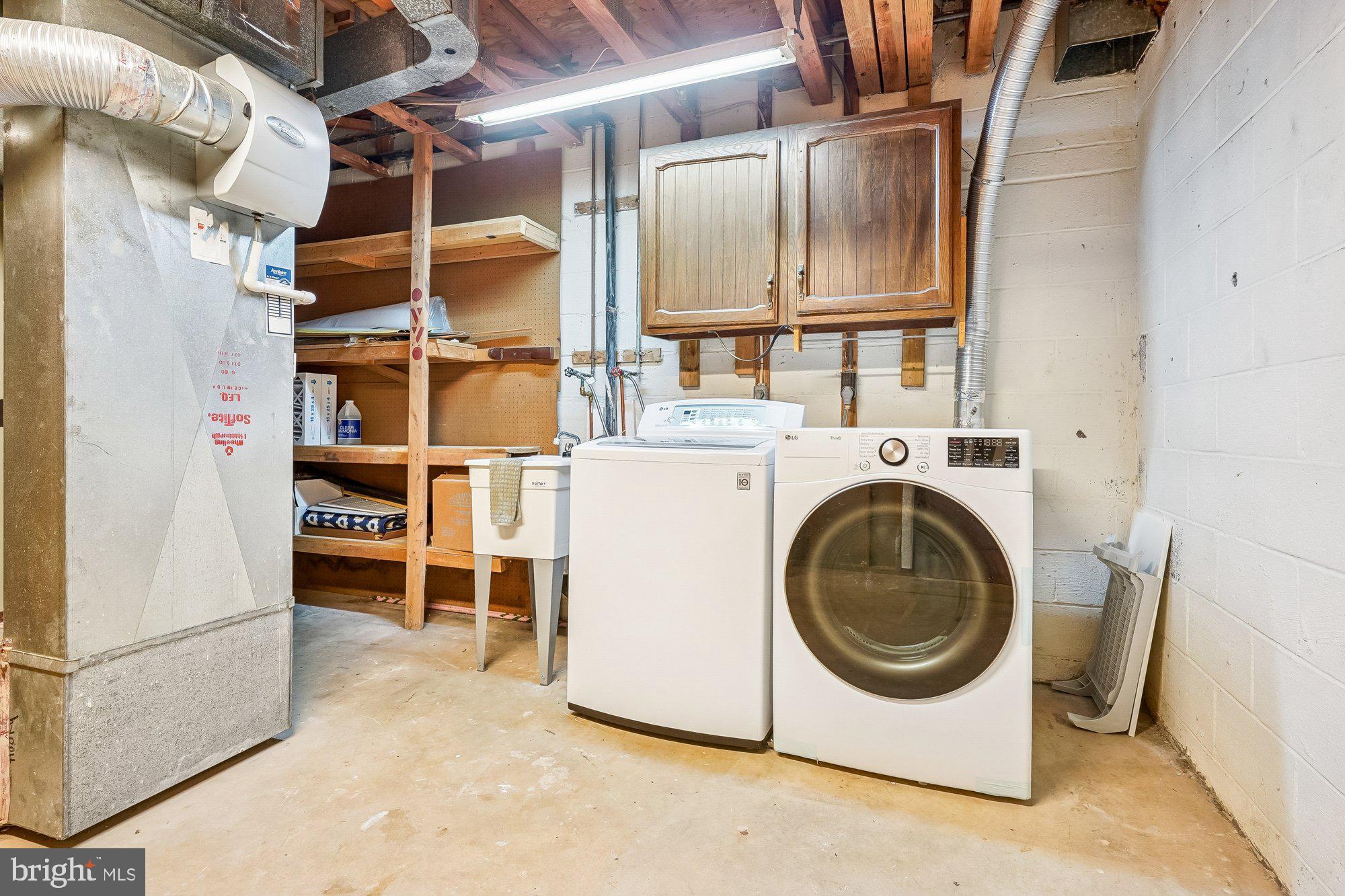 8826 Surveyors Place Springfield, VA 22152 - Photo 33 of 40 a utility room with dryer and washer
