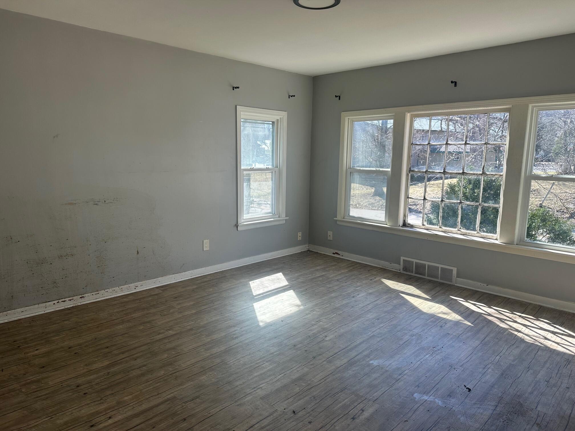 N1224 Clover Road Bloomfield, WI 53128 - Photo 2 of 29 Living room (1)