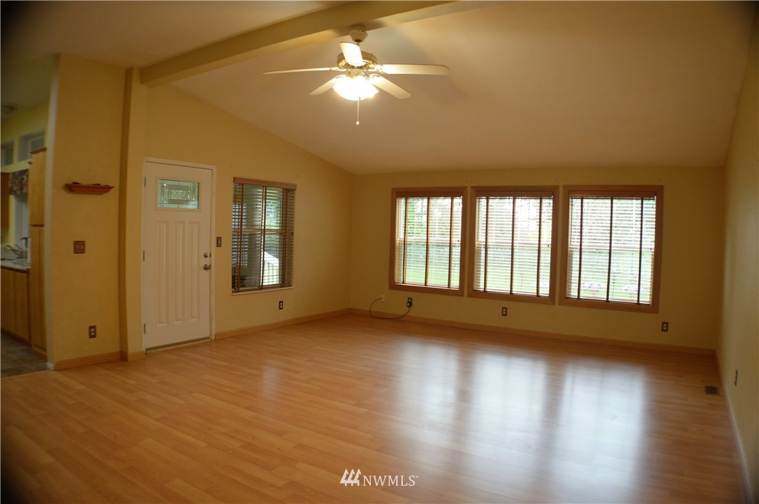 133 East Crescent Harbor Road Oak Harbor, WA 98277 - Photo 4 of 25 Gallery Image 4