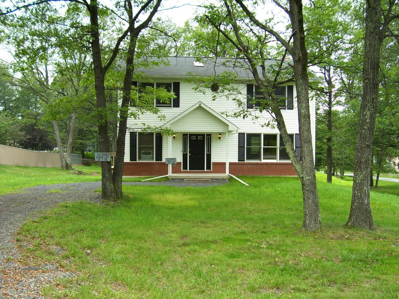 136 Pine Ridge Drive East Bushkill, PA 18324 - Photo 1 of 7 Front view