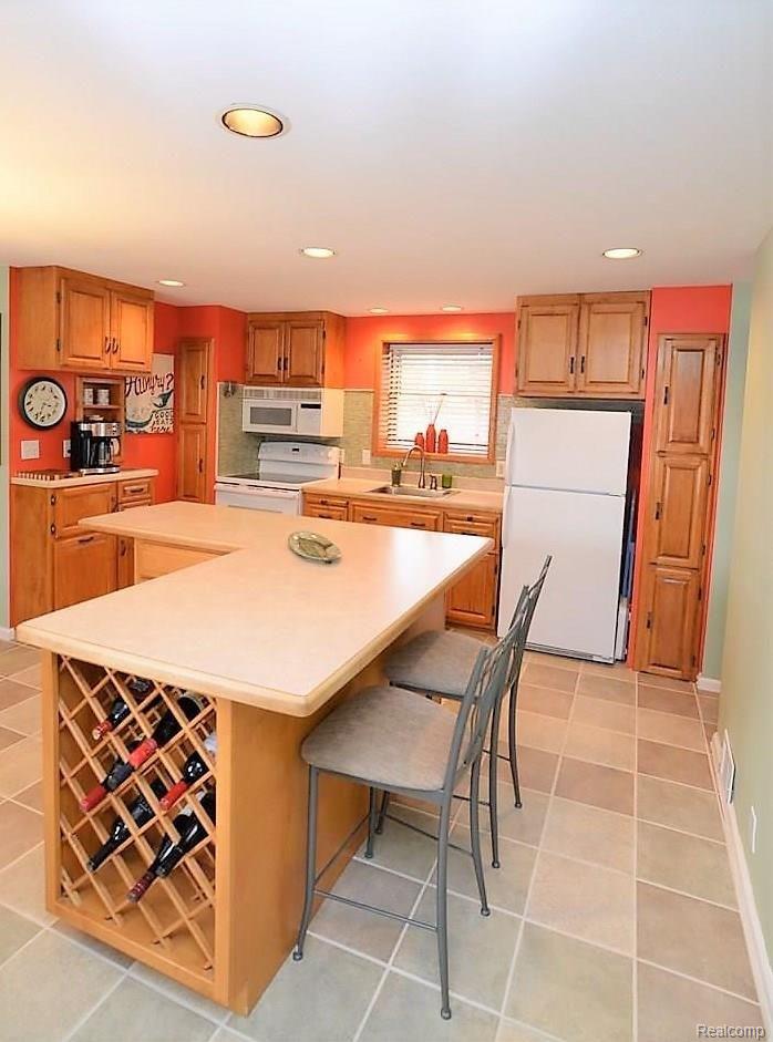 7091 Big Trail Road Holly, MI 48442 - Photo 8 of 26 EAT IN KITCHEN~BUILT INS