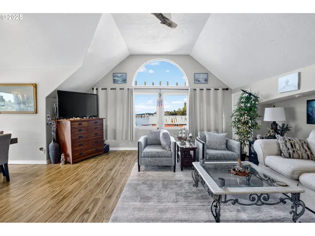 $550,000 | 903 South McLoughlin Boulevard, Unit A&B, Oregon City, OR 97045