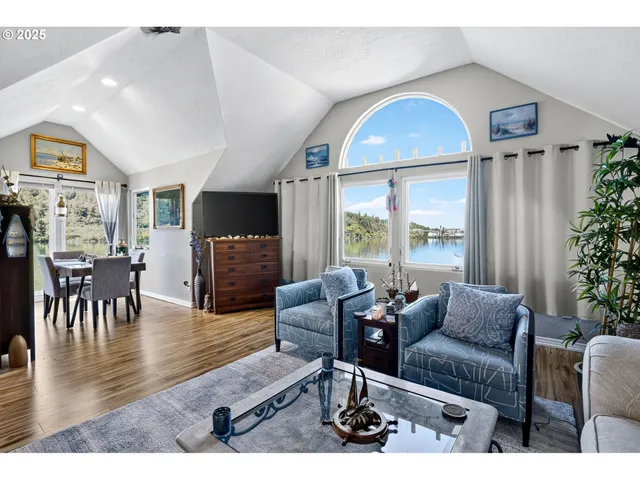 $550,000 | 903 South McLoughlin Boulevard, Unit A&B, Oregon City, OR 97045