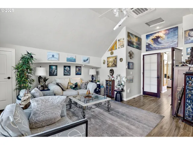 $550,000 | 903 South McLoughlin Boulevard, Unit A&B, Oregon City, OR 97045