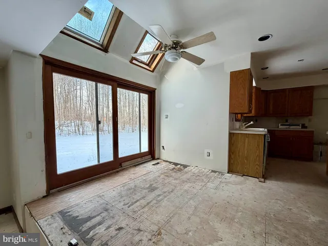 a view of a house with backyard and trees