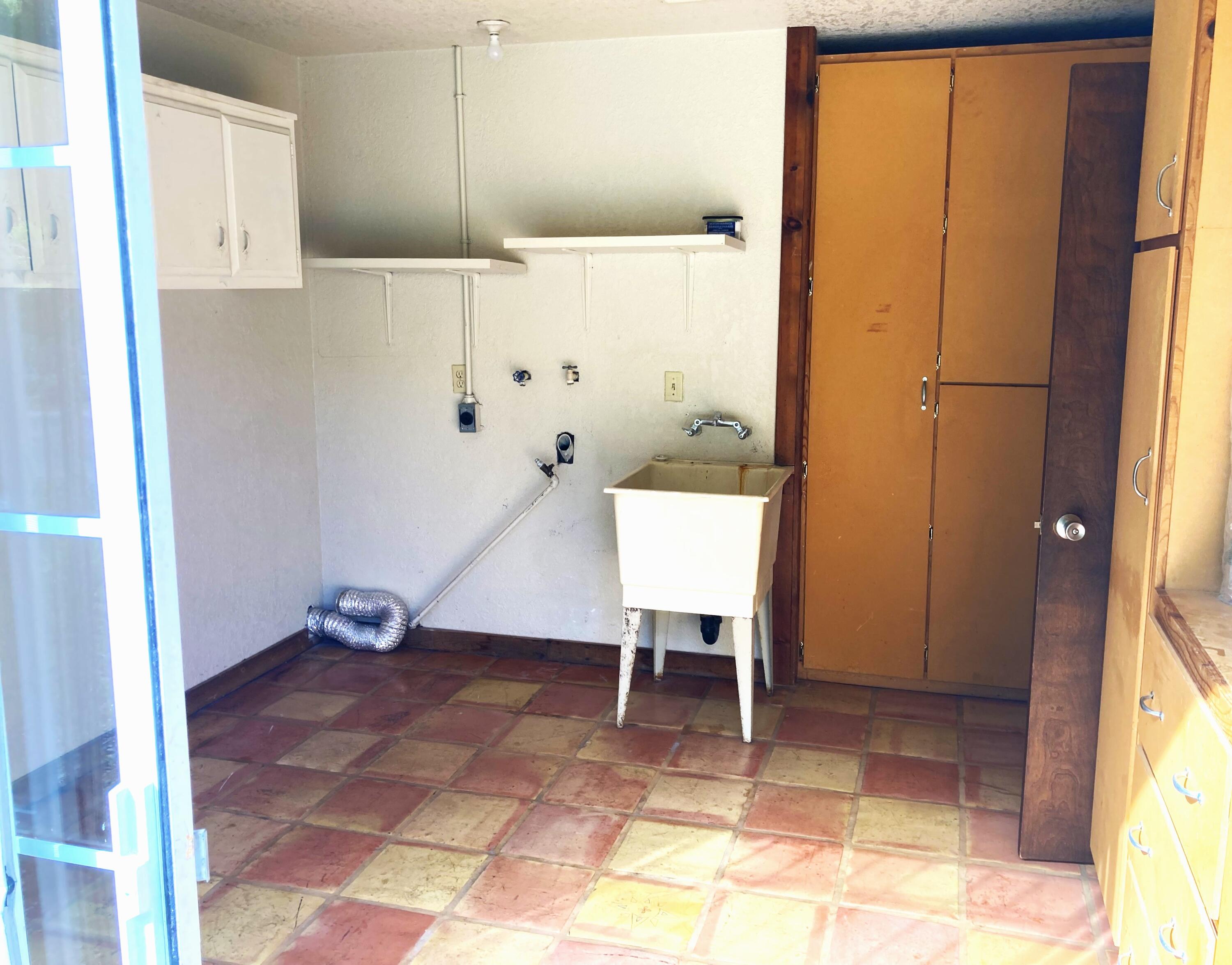 45218 Hammond Drive Three Rivers, CA 93271 - Photo 12 of 17 mud/laundry room