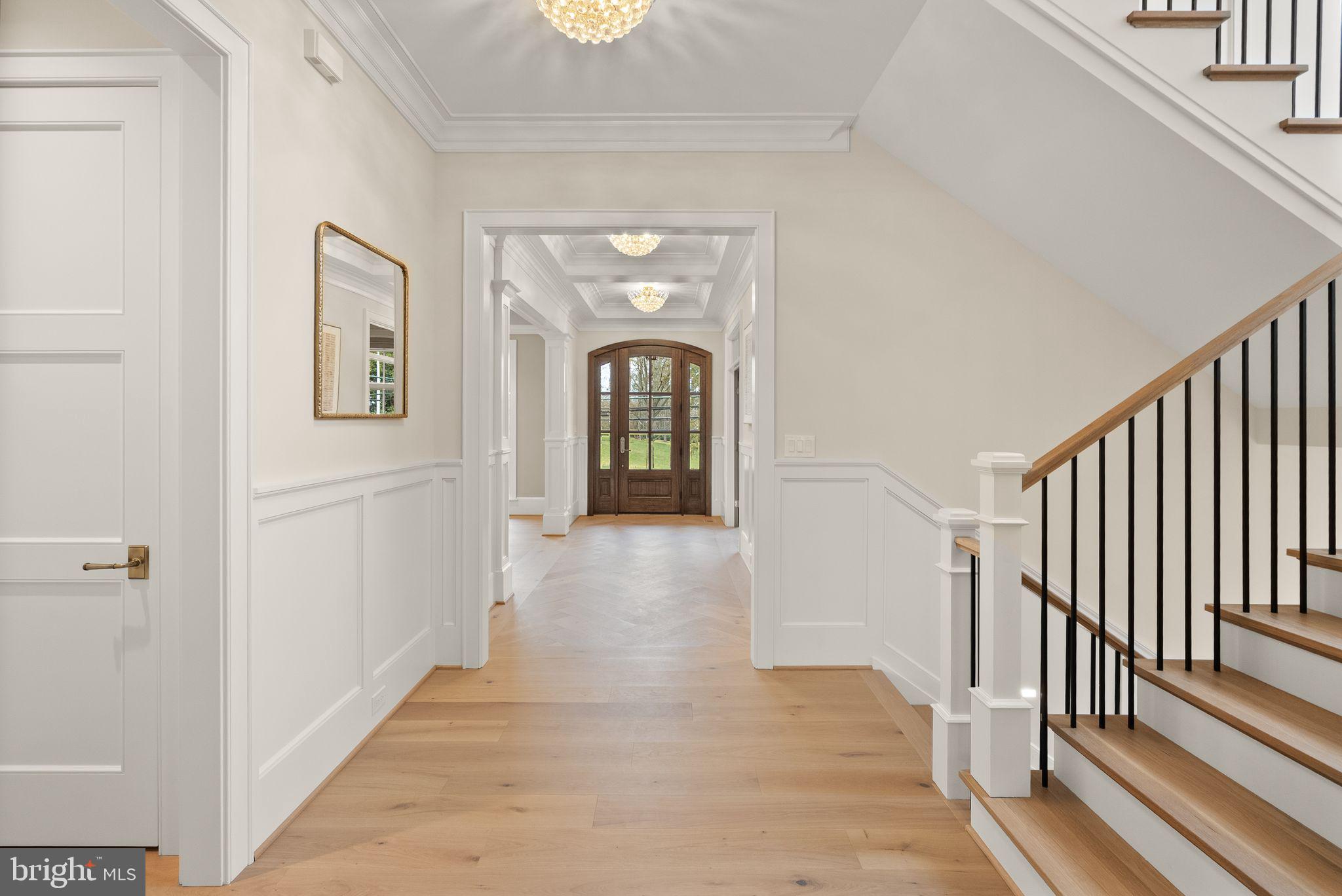 3941 North Glebe Road Arlington, VA 22207 - Photo 34 of 76 Broad hallways. Abundant natural ight.