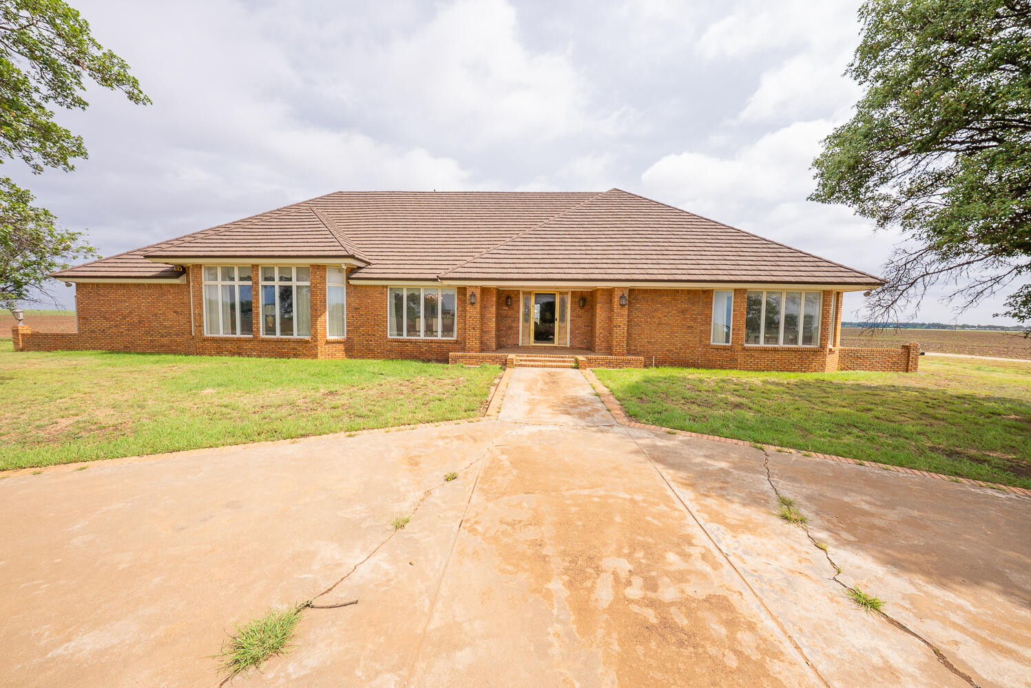 2210 West Division Street Slaton, TX 79364 - Photo 1 of 31 DSC00900