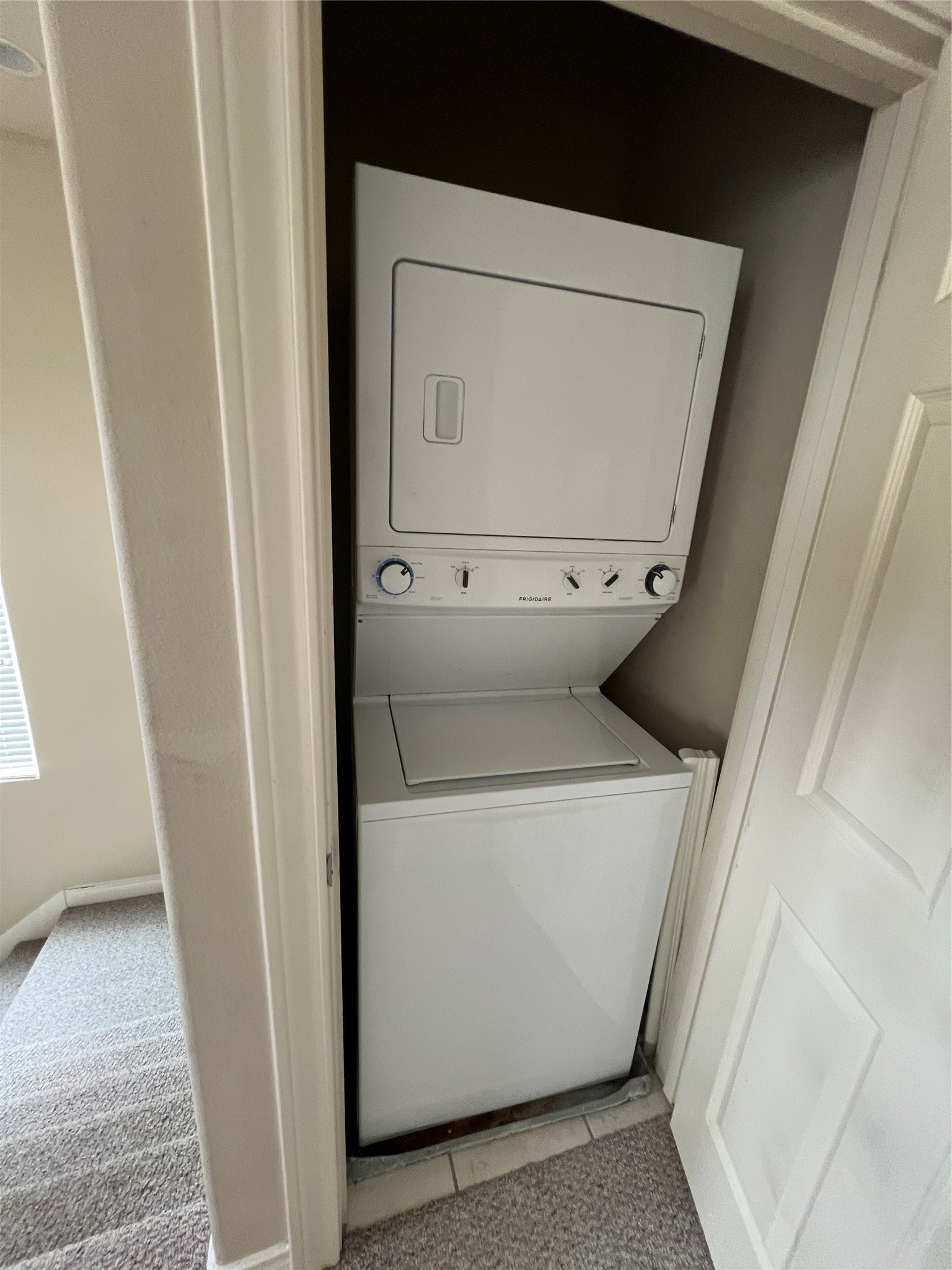 5940 Kansas Street Houston, TX 77007 - Photo 22 of 29 a utility room with dryer and washer
