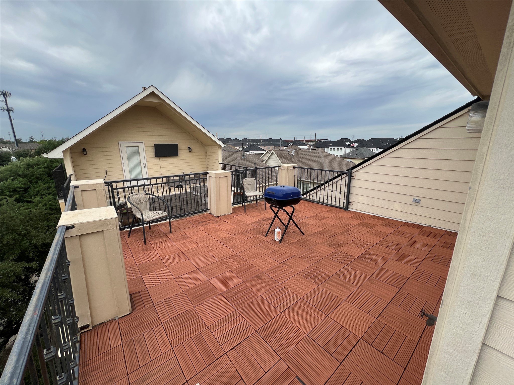 5940 Kansas Street Houston, TX 77007 - Photo 27 of 29 a roof deck with a table and chairs