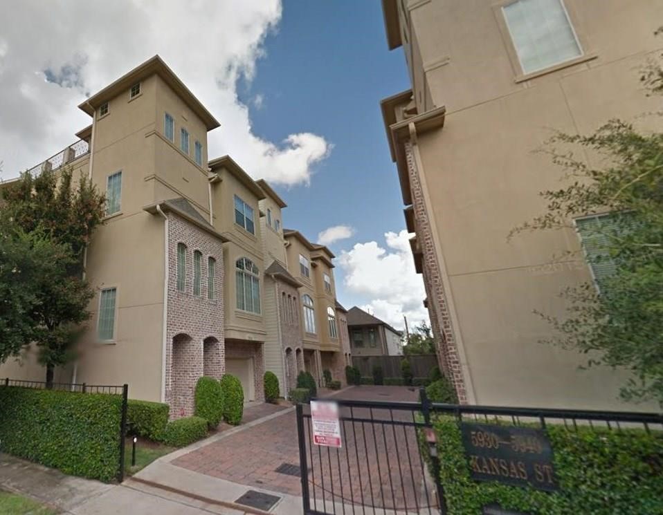 5940 Kansas Street Houston, TX 77007 - Photo 3 of 7 front view of a house with a small yard