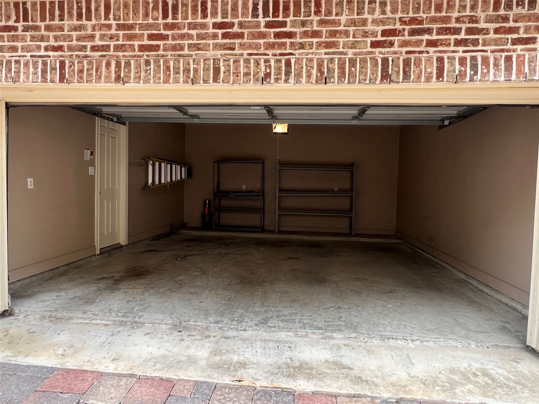 5940 Kansas Street Houston, TX 77007 - Photo 4 of 29 a view of a car garage