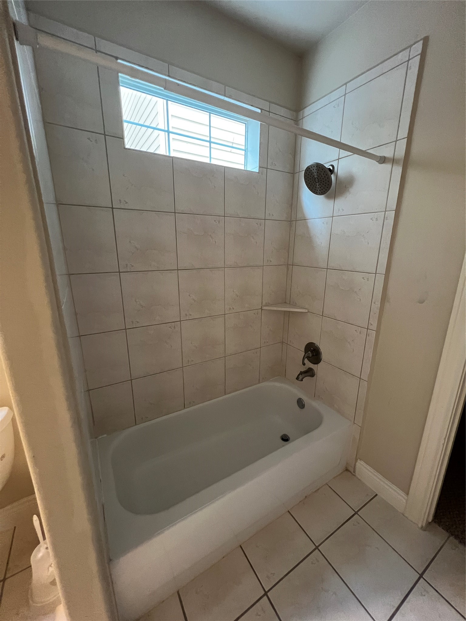 5940 Kansas Street Houston, TX 77007 - Photo 9 of 29 a bathroom with a bathtub