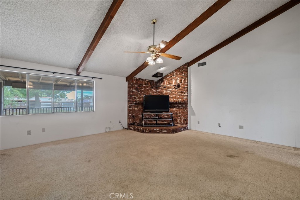 2065 Jenkins Road Bakersfield, CA 93314 - Photo 9 of 59 en empty room with windows