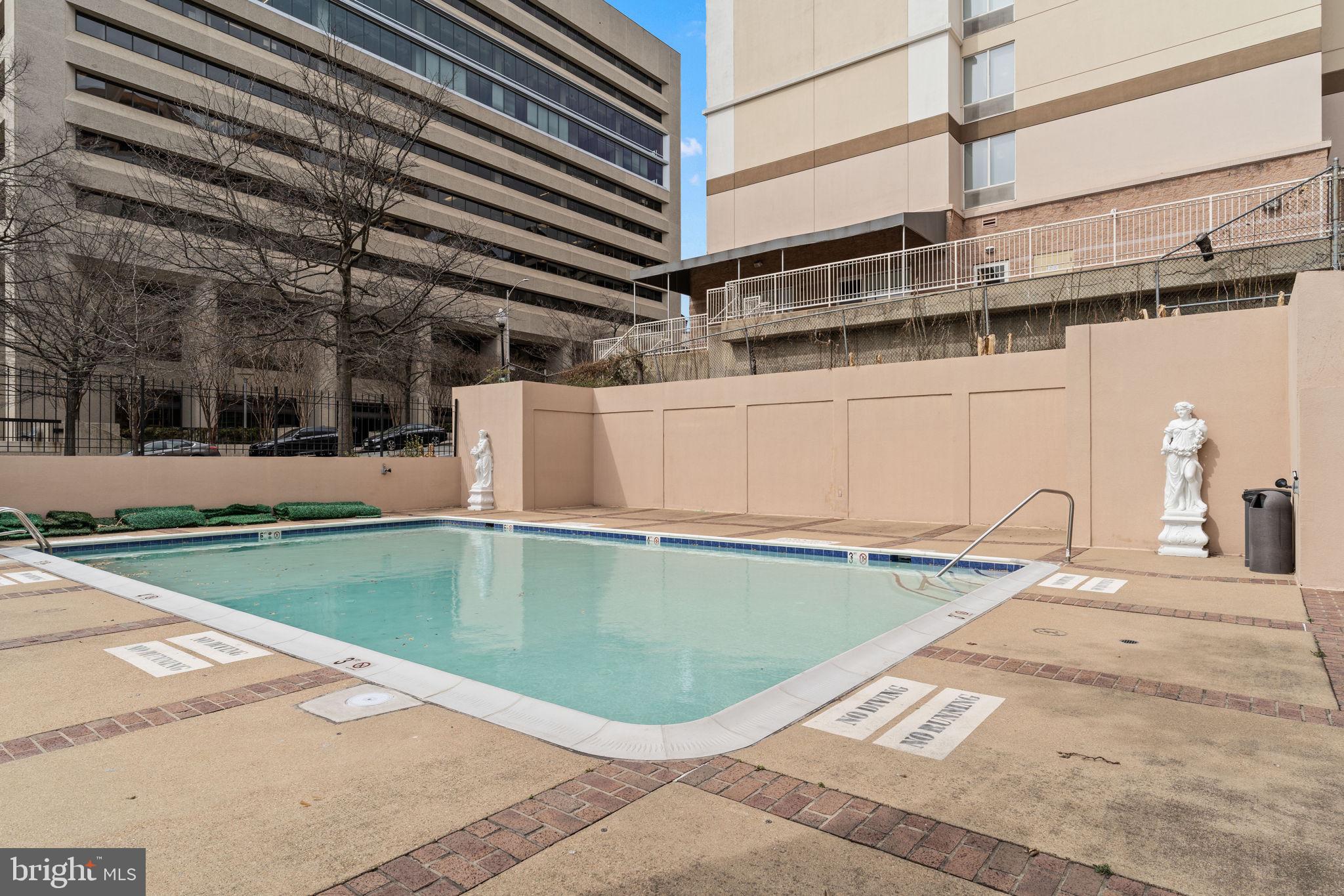 1301 North Courthouse Road, Unit 914 Arlington, VA 22201 - Photo 33 of 50 a view of a backyard with a swimming pool