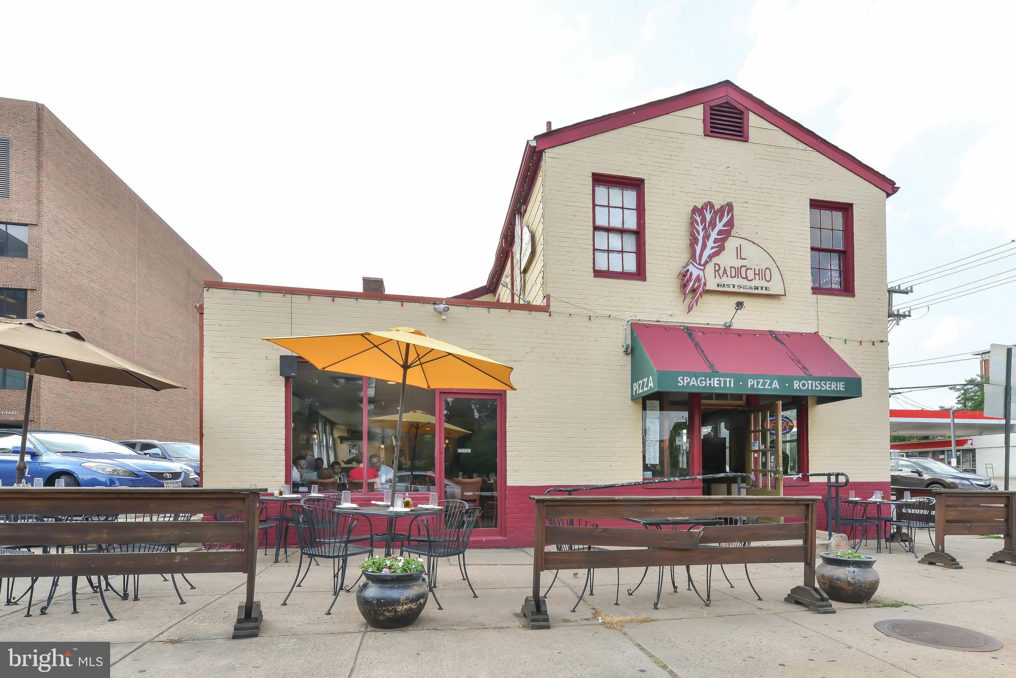 1301 North Courthouse Road, Unit 914 Arlington, VA 22201 - Photo 47 of 50 a view of a cafe with sitting area