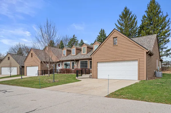 $369,900 | 3827 Oakbrook Drive, Greenfield, WI 53228