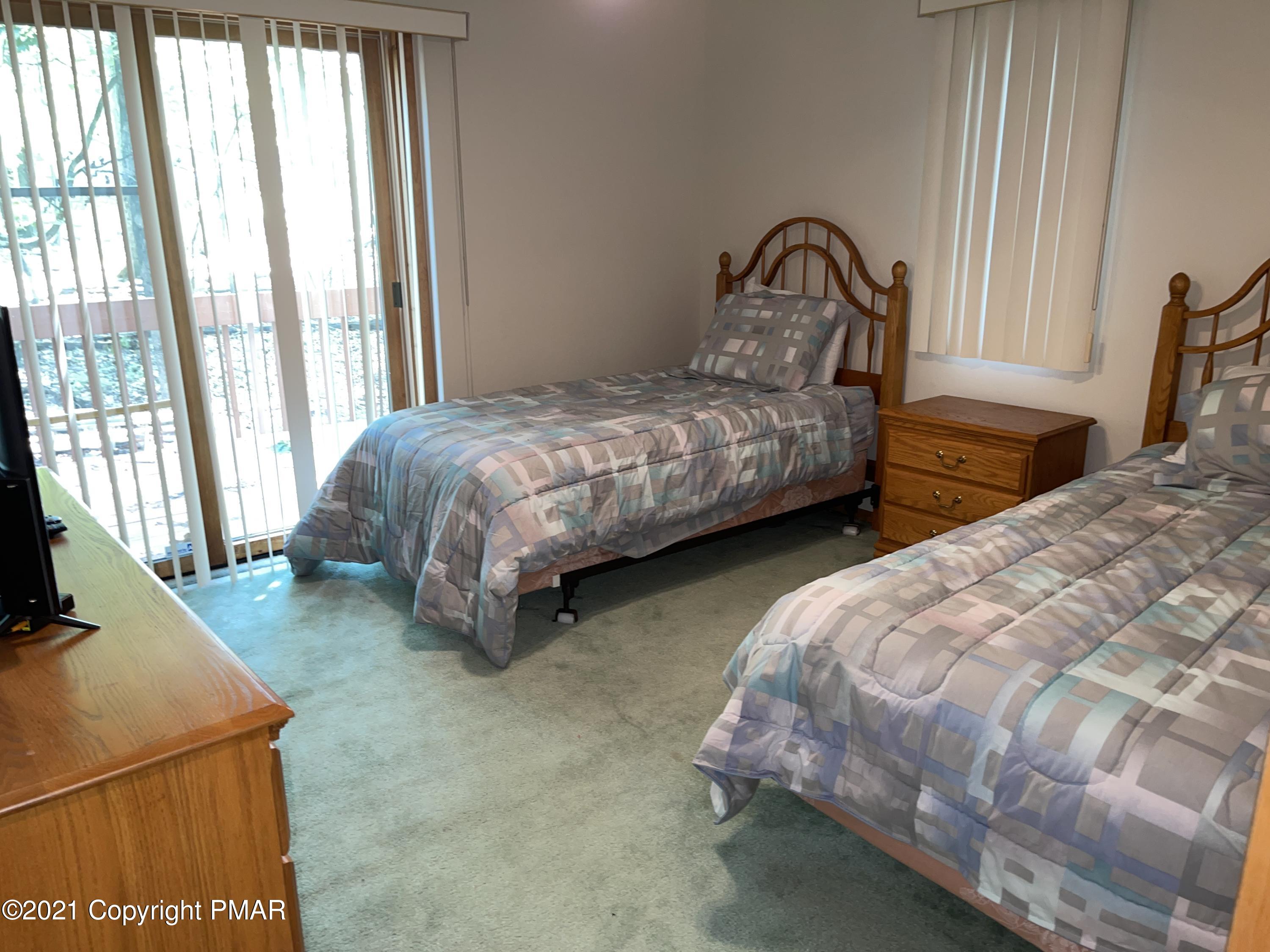 139 Dunchurch Drive Bushkill, PA 18324 - Photo 14 of 37 a bedroom with bed and a window