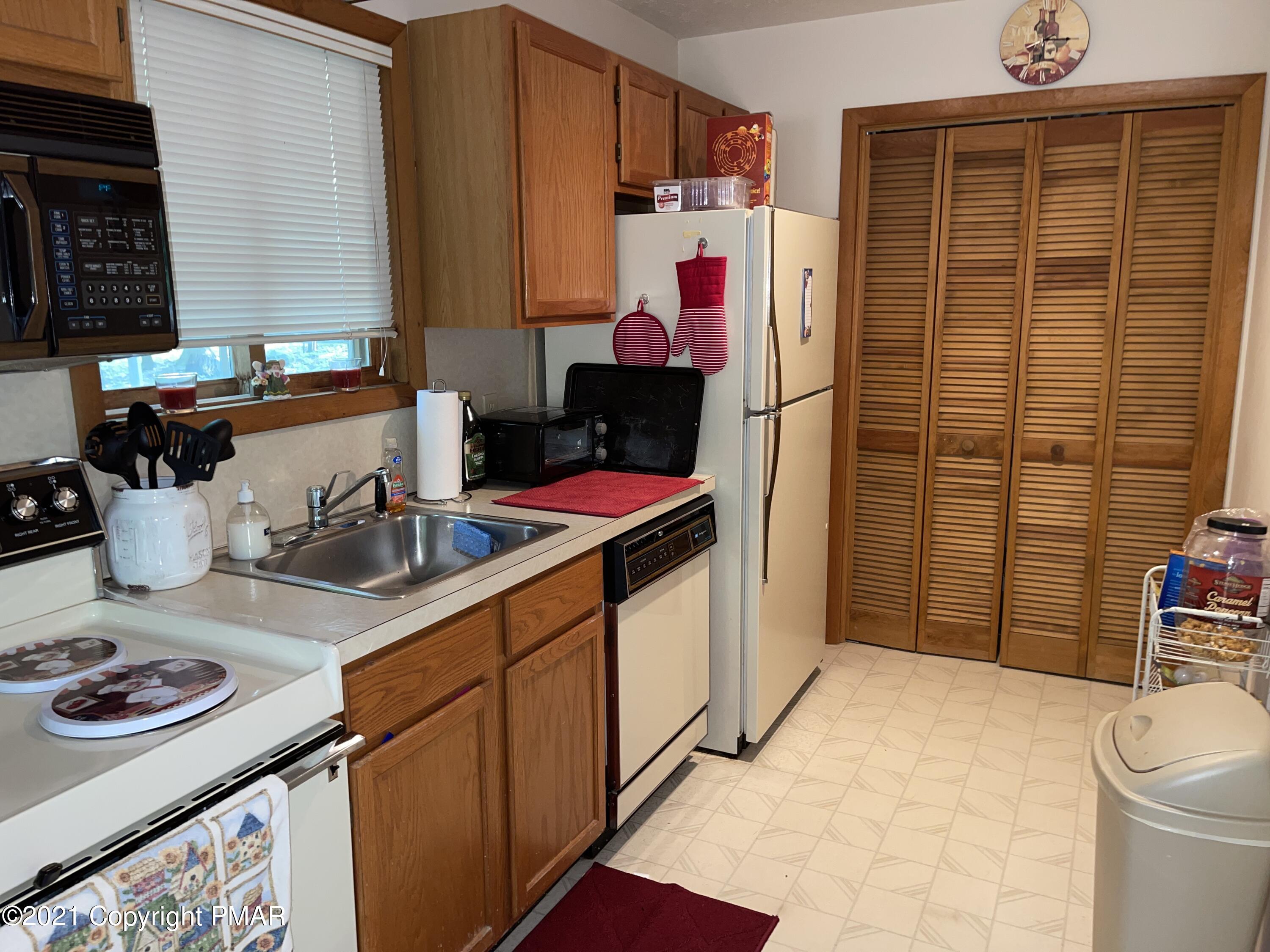 139 Dunchurch Drive Bushkill, PA 18324 - Photo 6 of 37 a kitchen with stainless steel appliances granite countertop a sink stove and refrigerator