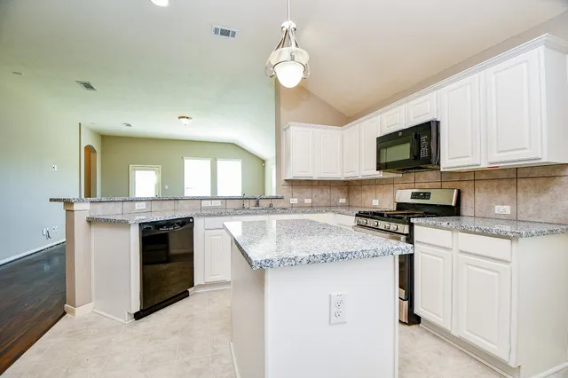 $2,200 | 2023 Manchester Crossing Drive, Fresno, TX 77545