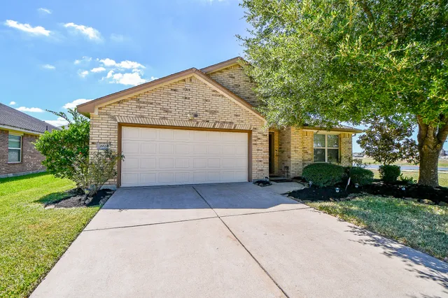 $2,200 | 2023 Manchester Crossing Drive, Fresno, TX 77545