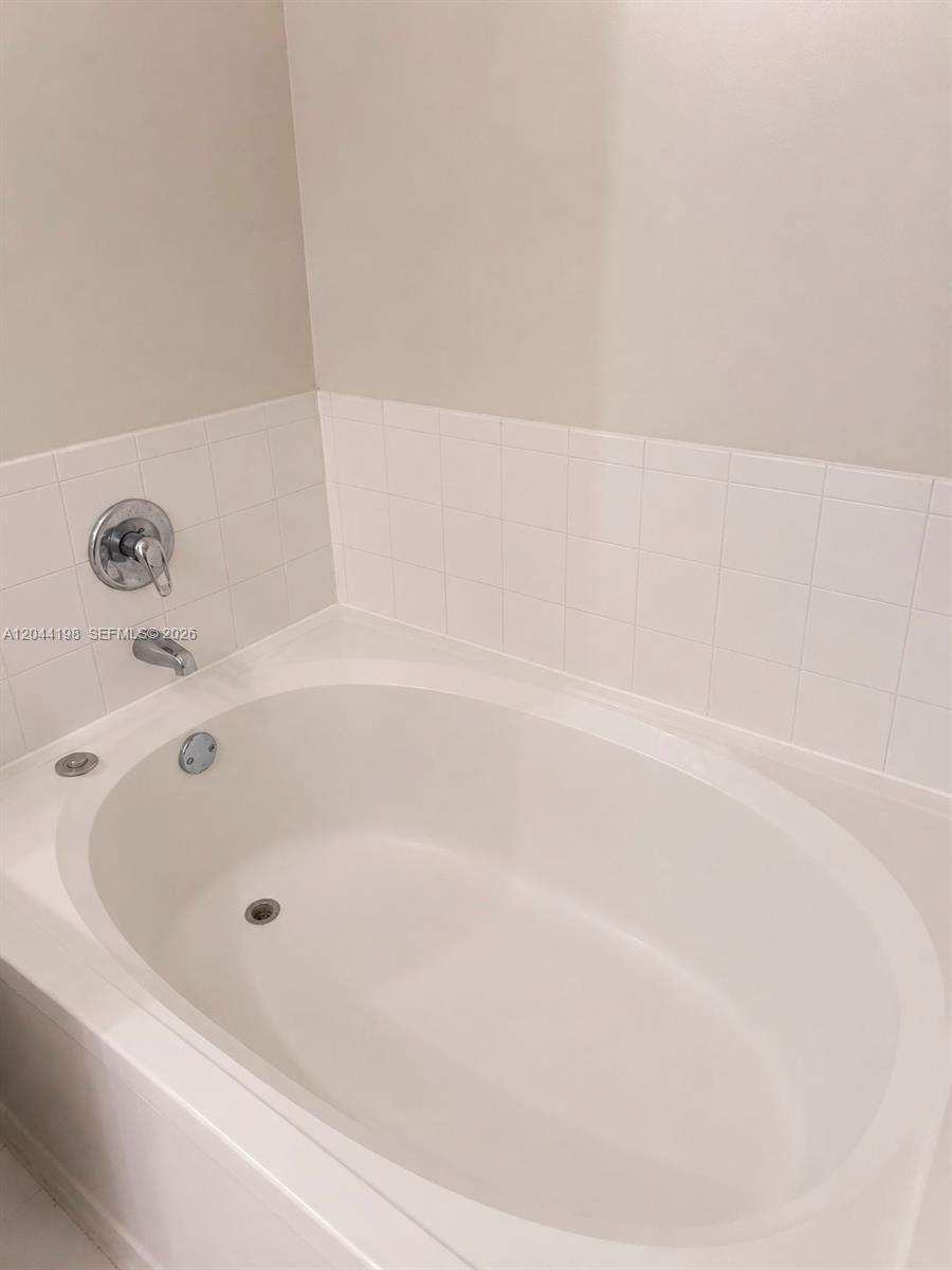 17145 North Bay Road, Unit 4307 Sunny Isles Beach, FL 33160 - Photo 7 of 35 a bathroom with bathtub