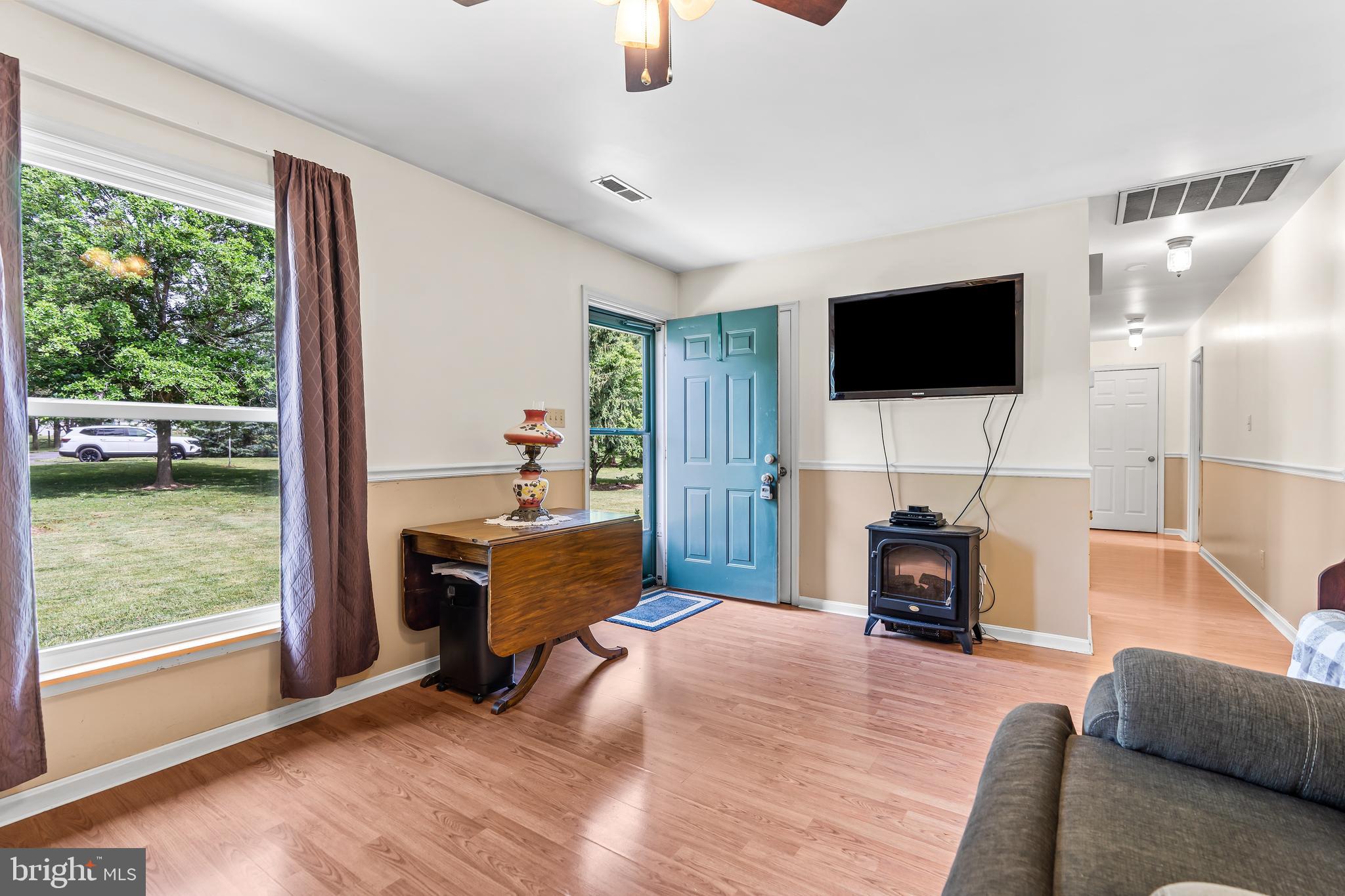 14433 Hicksville Road Clear Spring, MD 21722 - Photo 25 of 69 Living room