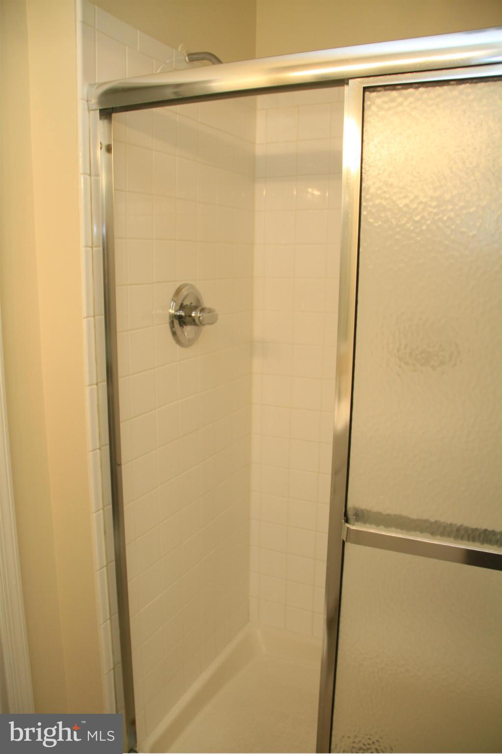 2417 Alsop Court Reston, VA 20191 - Photo 15 of 25 Bath (Master)