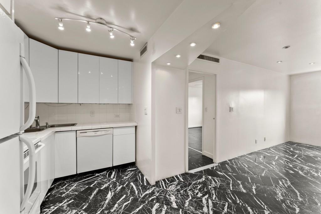 2285 Peachtree Street Northeast, Unit 801 Atlanta, GA 30309 - Photo 7 of 30 a room with a bed and a window