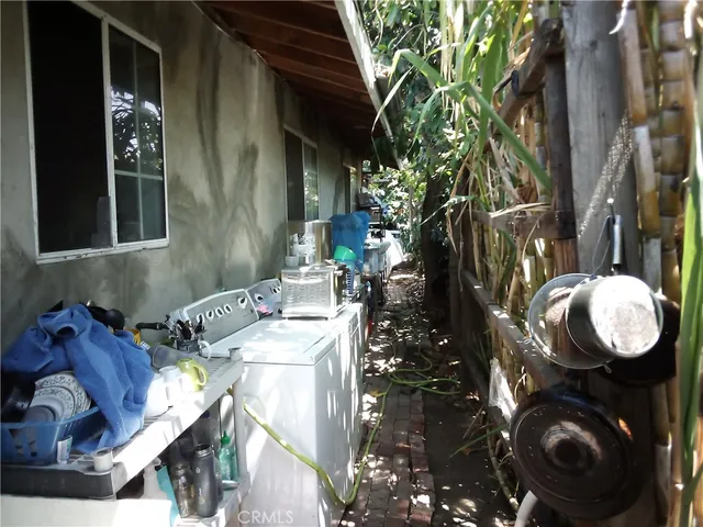 a view of a backyard