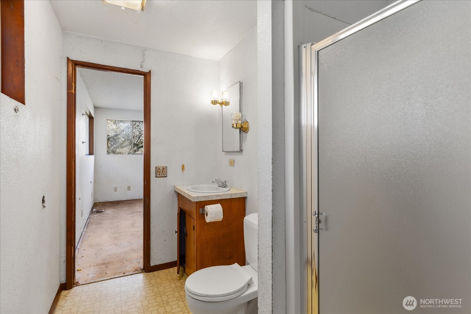 38425 Swede Heaven Road Arlington, WA 98223 - Photo 16 of 36 a bathroom with a toilet a sink and shower