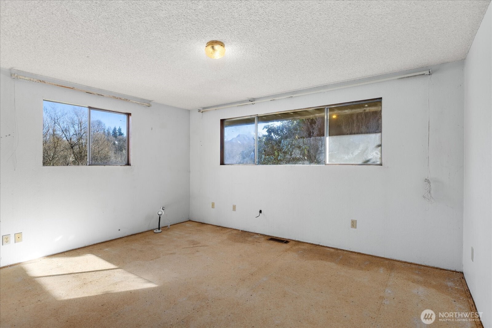 38425 Swede Heaven Road Arlington, WA 98223 - Photo 17 of 36 an empty room with windows
