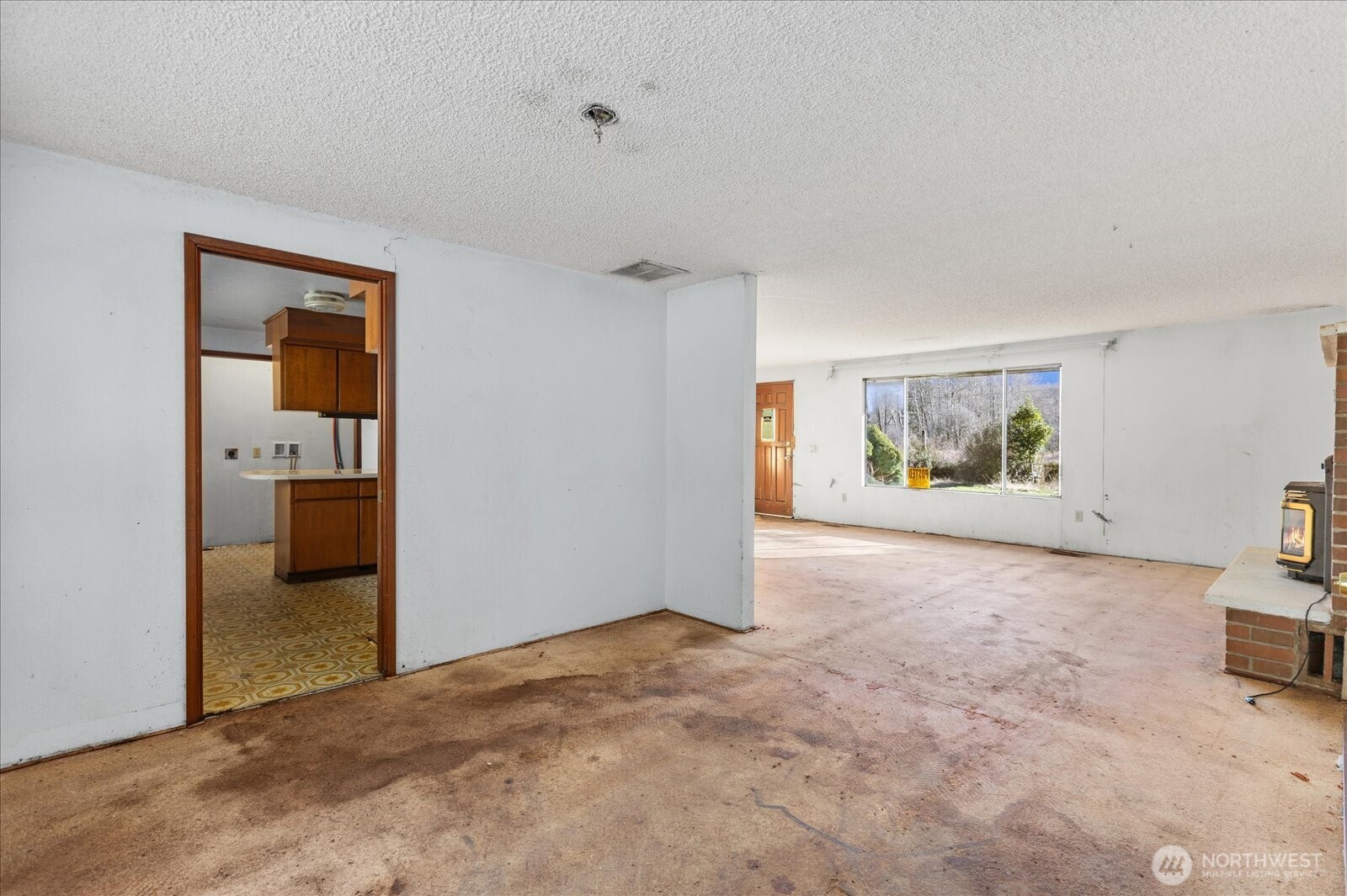 38425 Swede Heaven Road Arlington, WA 98223 - Photo 8 of 36 an empty room with entrance and mirror