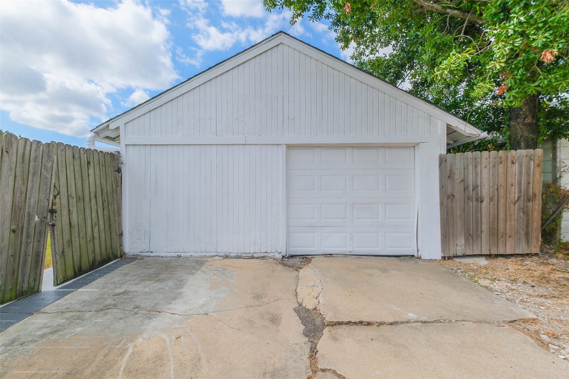7543 Greenstone Street Houston, TX 77087 - Photo 19 of 24 a backyard of a house
