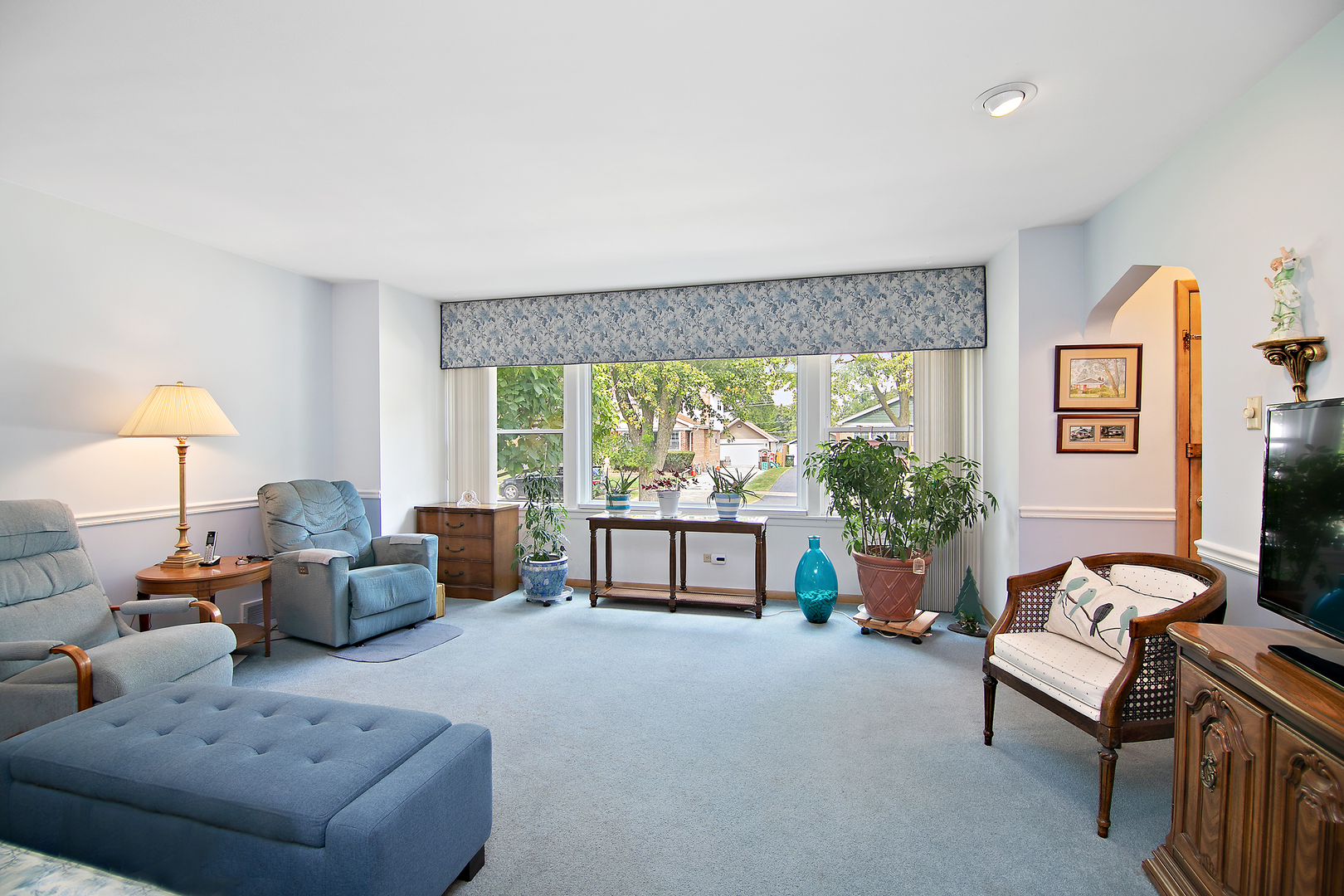 1707 Evergreen Road Homewood, IL 60430 - Photo 5 of 22 a living room with furniture and a large window