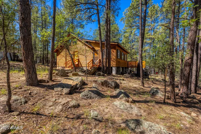 a view of entryway with a front door